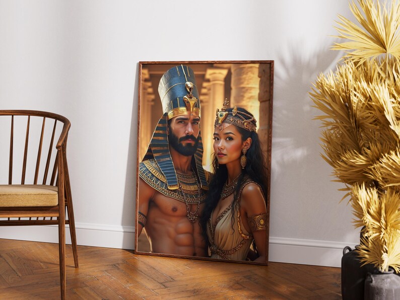 K&ouml;nnte beinhalten: Ein gerahmter Druck eines Paares, das in goldene und blaue Kleidung im &auml;gyptischen Stil gekleidet ist. Der Mann tr&auml;gt ein Kopftuch mit einer goldenen Kobra und die Frau tr&auml;gt eine Krone mit goldenen und blauen Juwelen. Der Hintergrund ist ein verschwommenes Bild eines Geb&auml;udes.