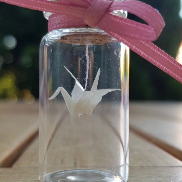 Mini-Origami-Kranich im Glas