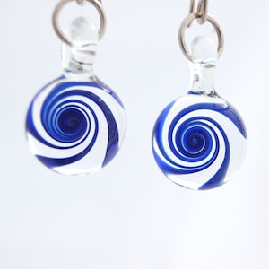 Blaue Swirl Glasohrringe