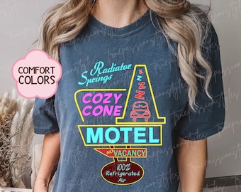 Komfortfarben Radiator Springs Cottage Shirt, Autos Lightning McQueen, Cozy Cone motel Cars, Hollywood Studios T-Shirt E2401