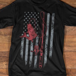 Fishing T-shirt with American Flag, Fly Fishing Shirt, Fishing Gear, Fishing Gifts Idea for American Fishers, Father&#39;s Day Fishing, TP2008