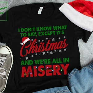 Det är jul och vi är alla i misär T-shirt, långärmad t-shirt, sweatshirt, hoodie - Roliga julfester och fester T-shirts
