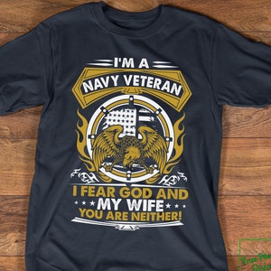 Navy Veteran T-Shirt, Humor Shirt Geschenk für Navy Veteran am Vatertag, Ich bin ein Navy Veteran - I Fear God and My Wife T-Shirt