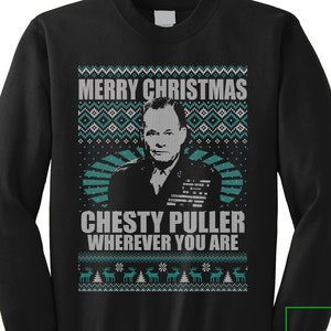 Pu&ograve; includere: Maglione natalizio nero con un motivo a fiocco di neve verde e bianco. Presenta un ritratto di Chesty Puller con il testo "Merry Christmas Chesty Puller Wherever You Are".