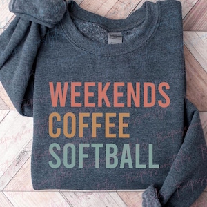 Wochenende Kaffee Softball Sweatshirt, Softball Mom Shirt, Softball Liebhaber Geschenk, Geschenk für Kaffee-Liebhaber, Spieltag Shirt, Sport Mom Geschenke S01593