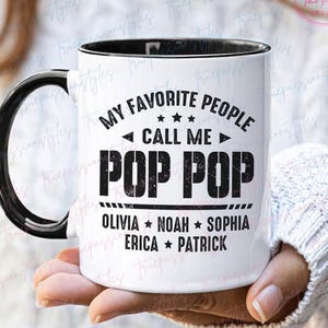 Personalisierte Pop Pop Tasse mit Kinder Namen, Vatertags Geschenk für Pop Pop, Pop Pop Tasse, Meine Lieblingsmenschen nennen mich Papa Bierkrug S03318