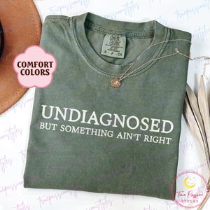 Comfort Colors® Nichtdiagnostizierte aber etwas ist nicht richtig Shirt, Mentale Gesundheit Tshirt, lustige Sprüche Shirt, sarkastisches T-Shirt, ADHD Shirt S01942