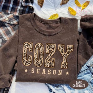 Felpa Cozy Season, felpa con stampa leopardata, simpatici regali autunnali, regali del Ringraziamento per donne, felpa Cozy Vibes S04260