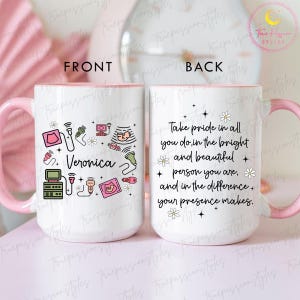 Peut inclure: Mug en céramique blanche avec une anse et un bord roses, orné d'illustrations sur le thème des ultrasons et du nom "Veronica" au recto. Le verso de la tasse présente une citation inspirante avec des motifs floraux.