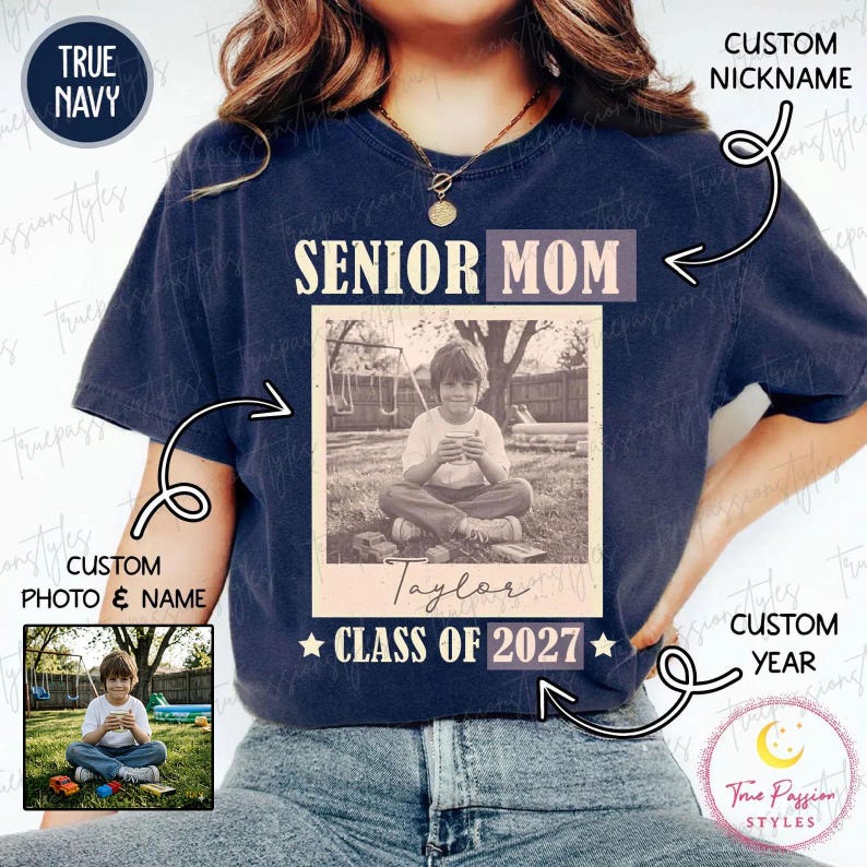 Może przedstawiać: Granatowa koszulka z napisem "SENIOR MOM" nad czarno-białym zdjęciem. Na zdjęciu dziecko i imię "Taylor" z napisem "CLASS OF 2027" poniżej. Koszulka ma okrągły dekolt.