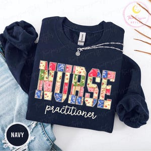 Puede incluir: Una taza de cerámica blanca con un asa negra y el texto "But First, Coffee" en negro y negrita. La taza está sobre una superficie blanca. La taza mide aproximadamente 10 cm de alto.