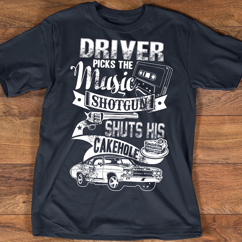 K&ouml;nnte beinhalten: Ein dunkelblaues T-Shirt mit einem wei&szlig;en Grafikdesign. Die Grafik zeigt ein Oldtimer-Auto, ein Kassettenband, eine Pistole und ein St&uuml;ck Kuchen. Der Text auf der Grafik lautet "Driver picks the music, shotgun shuts his cakehole."