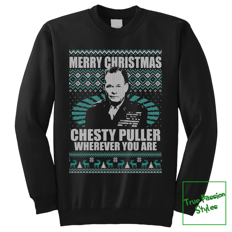 Pu&ograve; includere: Maglione natalizio nero con un motivo a fiocco di neve verde e bianco. Presenta un ritratto di Chesty Puller con il testo "Merry Christmas Chesty Puller Wherever You Are".