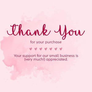 K&ouml;nnte beinhalten: Eine hellrosa Karte mit einem Aquarell-Textur-Hintergrund, die dunkelrosa kursiven Text zeigt, der Thank You for your purchase lautet, gefolgt von einer Reihe aus sieben kleinen Herzen und dem Text Your support for our small business is (very much!) appreciated.