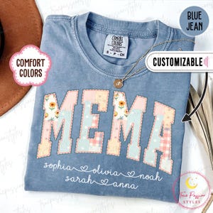 Könnte beinhalten: Blaues Jeans Comfort Colors T-Shirt mit dem Wort "MEMA" in Patchwork-Buchstaben. Die Buchstaben sind mit Blumen- und Karomustern verziert. Darunter stehen die Namen Sophia, Olivia, Sarah, Anna und Noah.