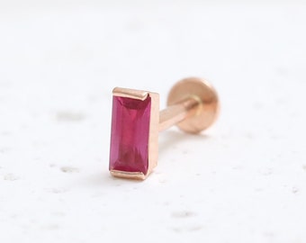 14K ソリッド ゴールド タイニー バゲットカット 純正ルビー スタッド 軟骨 トラガス ヘリックス コンク ラブレット フラットバックまたはボールバック ピアス イヤリング 18g 16g 1個