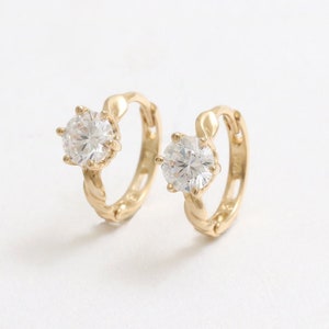 14 kt 18 kt massief goud 4,5 mm CZ, moissaniet, witte saffier of laboratoriumdiamant 6 tanden gedraaid oorlel Conch Huggie scharnierende oorbel- 1 paar