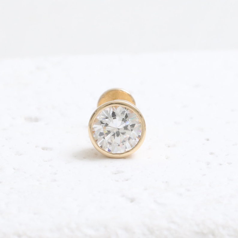 Conch Cartilage Labret Piercing Earring-16g Tragus Helix 18g 1pcs Lobe 14K 18K Solid Gold 0.5ct Moissanite Bezel Setting Ear Stud