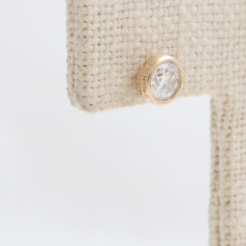 Conch Cartilage Labret Piercing Earring-16g Tragus Helix 18g 1pcs Lobe 14K 18K Solid Gold 0.5ct Moissanite Bezel Setting Ear Stud