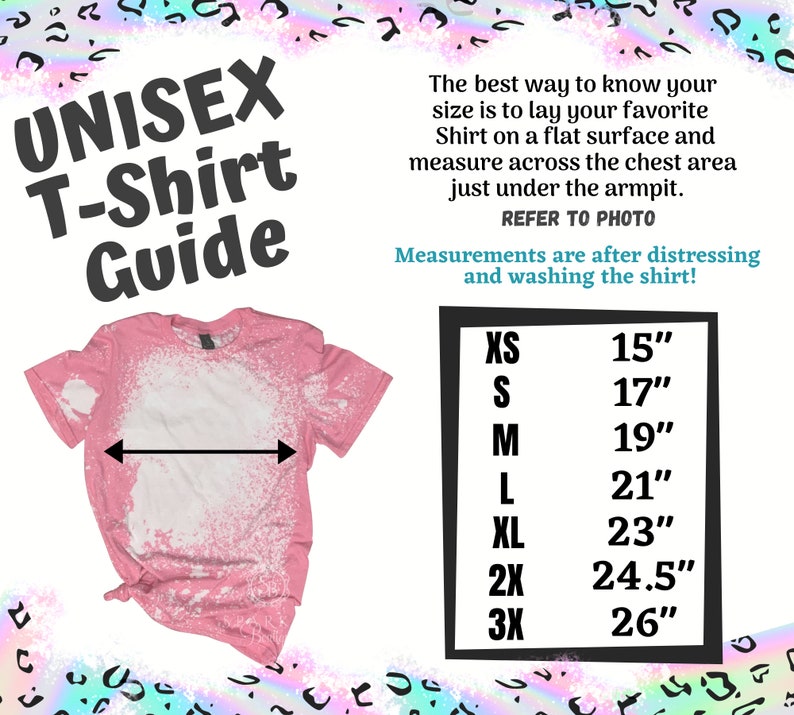 Puede incluir: Una camiseta unisex rosa con salpicaduras blancas de lej&iacute;a. Una tabla de tallas muestra las medidas en pulgadas para XS, S, M, L, XL, 2X y 3X. El texto "REFER TO PHOTO" es visible. Las medidas se toman despu&eacute;s de la decoloraci&oacute;n y el lavado de la camiseta.