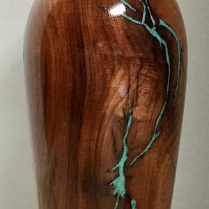 Puede incluir: Juego de tres tazas de cerámica con acabado mate moteado. Cada taza presenta un color diferente: azul claro, crema y gris. Las tazas tienen un diseño simple y moderno y un asa cómoda.