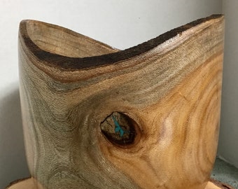 Esta madera es Roble Seda, tiene algunas incrustaciones de color turquesa, mide 8" de ancho por 7 1/2" de alto.