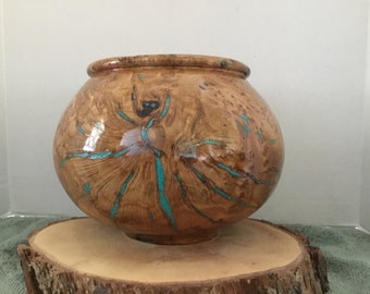 Este es un cuenco de roble con incrustaciones de turquesa y cobre, mide 6 3/4" de alto por 8 1/2" de ancho.