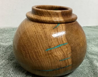 Este es un cuenco de roble con incrustaciones de turquesa, mide 5 3/4" de ancho por 5 1/4" de alto.