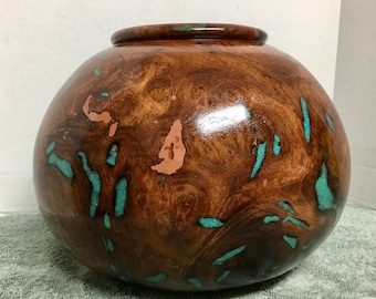 Este es un impresionante tazón de Mesquite Burl con incrustaciones de turquesa y cobre, mide 12" de ancho por 7 1/4" de alto.