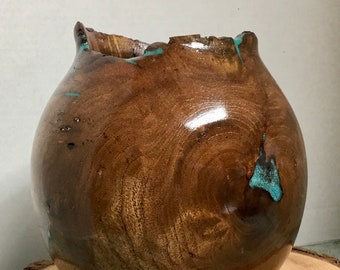 Este es un tazón Mesquite Burl con incrustaciones de turquesa, mide 6 1/2" de ancho por 7 1/4" de alto