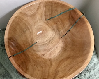 Esta es una ensaladera de madera de nuez o un tazón utilitario con incrustaciones de turquesa, mide 11 1/4" de ancho por 4" de alto.