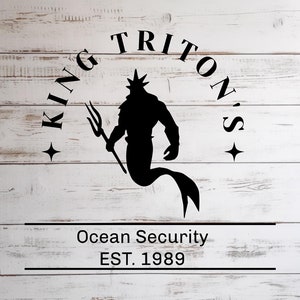 Può includere: Logo in bianco e nero di un tritone che tiene un tridente con il testo "King Triton's Ocean Security EST. 1989" su uno sfondo di legno bianco.