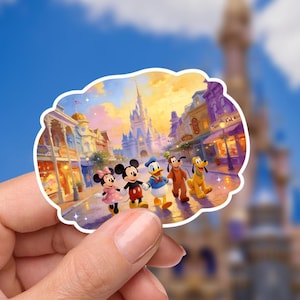 Puede incluir: Una pegatina troquelada con Mickey Mouse, Minnie Mouse, Donald Duck, Goofy y Pluto caminando por una calle con un castillo al fondo. La pegatina tiene un borde blanco y una colorida ilustración de un parque temático de Disney.