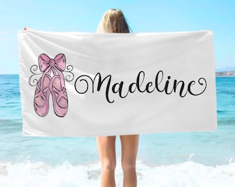 Könnte beinhalten: Weißes Strandtuch mit einem pinkfarbenen Ballerinaschuh-Design und dem Namen "Madeline" in schwarzer Schrift.