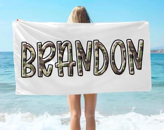 Può includere: Asciugamano da spiaggia bianco con il nome "BRANDON" stampato in grandi lettere nere con un motivo mimetico.