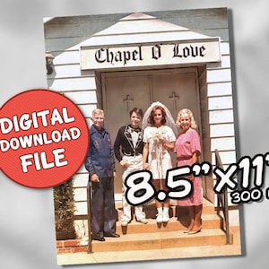 Peut inclure: Une photo de mariage prise devant une chapelle avec les mots "Chapel O' Love" au-dessus de l'entrée. La photo représente quatre personnes, dont une mariée et un marié, debout sur les marches de la chapelle. La photo mesure 8,5 pouces par 11 pouces et 300 DPI.