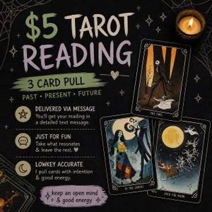 Op de afbeelding: Een promotieafbeelding voor een tarotreading van $5, met drie tarotkaarten met illustraties. De tekst bevat "3 kaarten trekken" en details over de reading. Een brandende kaars en decoratieve sterren zijn ook zichtbaar.