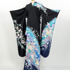 Kimono / Furisode Kimono 100% Silk – Gosho Carriage & Sakura / K2507311