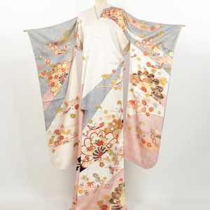 Kimono / Vintage Silk Furisode with Takara-zukushi & Gold Accents / K2508133