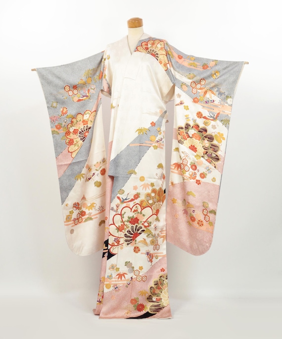 Kimono / Vintage Silk Furisode With Takara-zukushi & Gold Accents