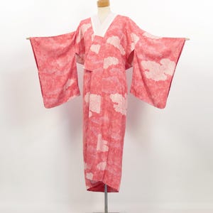 Puede incluir: Una taza de cerámica blanca con un asa negra y el texto "But First, Coffee" en negro, con una fuente de estilo manuscrito. La taza está sobre una superficie blanca.