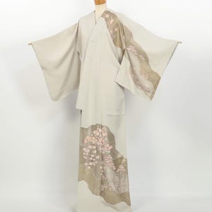 Kimono / Elegant Silk Homongi with Gold Michinaga and Floral Motifs / 2504224
