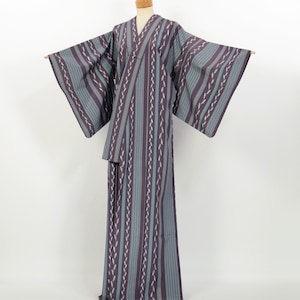 Kimono / Japanese Vintage Japanese Komon Kimono – Striped Polyester / 2506193