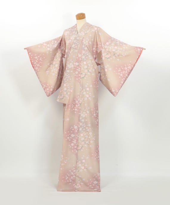 着物 / 梅と桜の花びらが描かれた淡いピンクの小紋着物 / 2505082 