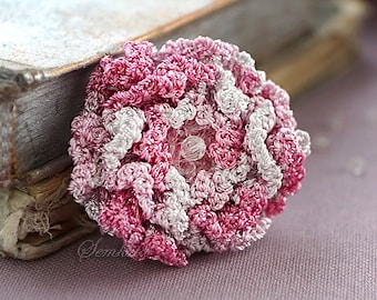 Broche de flores em crochê branco e rosa, acessório