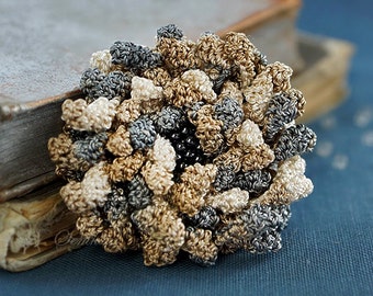 Broche de flores em crochê cinza e bege, acessório