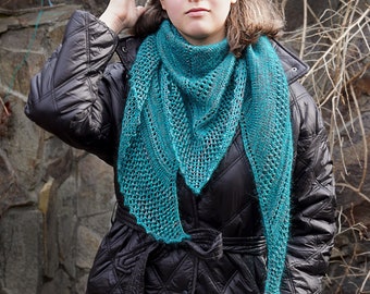 Xale de lã merino azul tricotado em mohair: acessório triangular feminino
