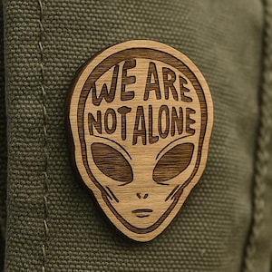 Alien Holz Pin – “We Are Not Alone” Laser-Gravur Brosche | UFO / Sci-Fi Revers Abzeichen | Umweltfreundliches Geschenk für Weltraumliebhaber