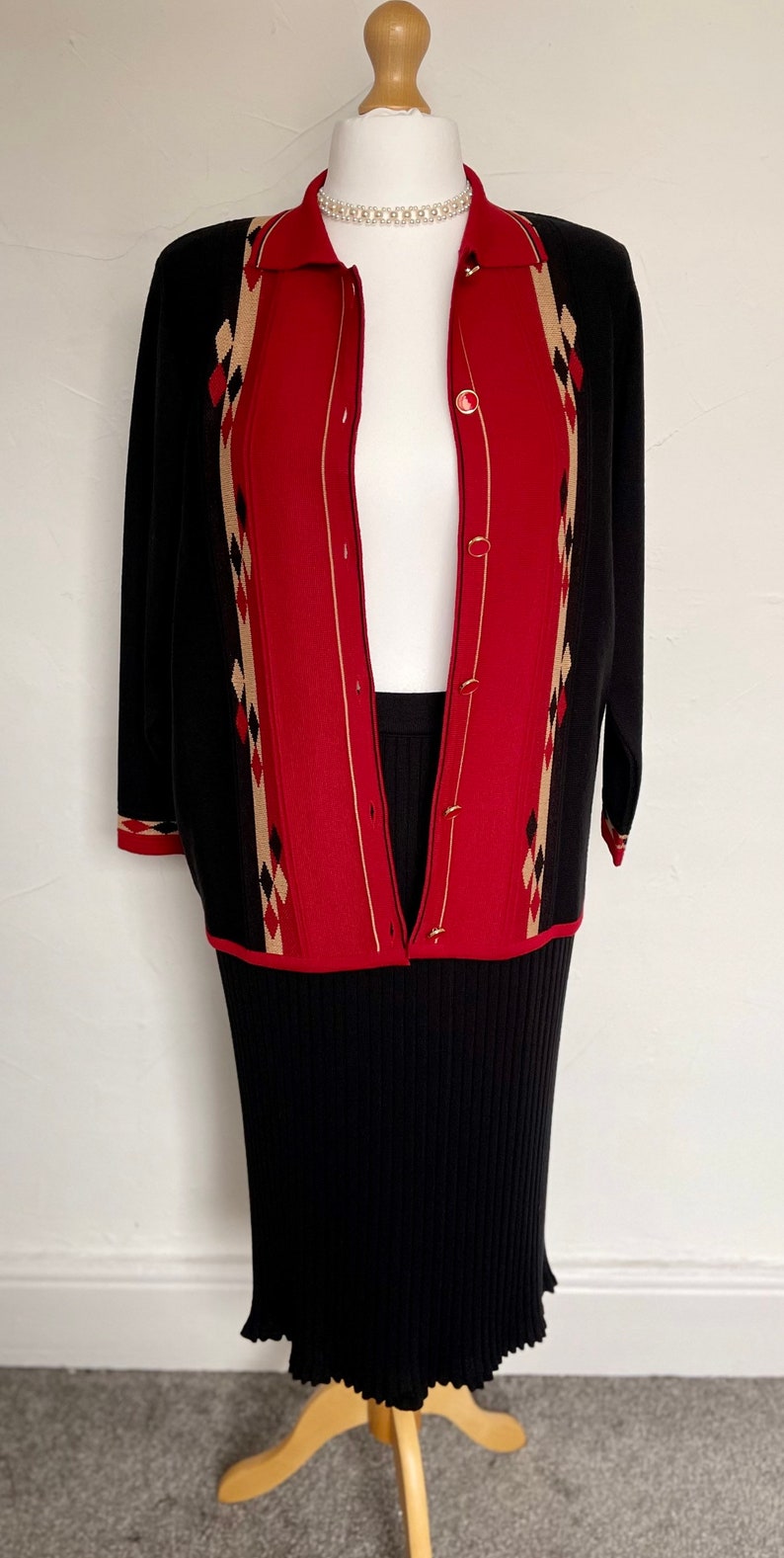 Stunning Ladies Suit Italian Wool Unworn Pristine Stylish Classical Fashion