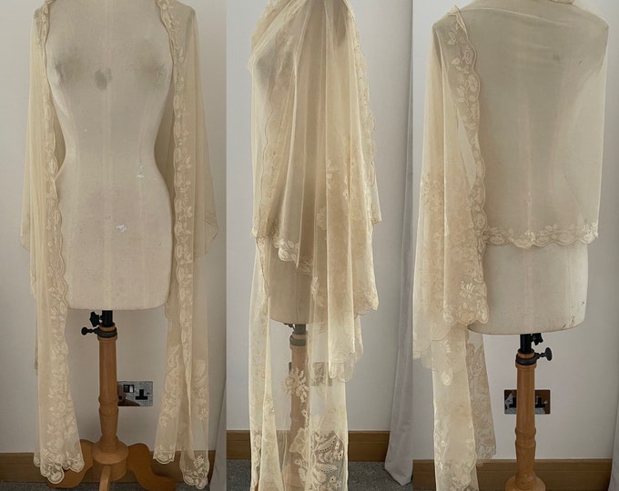 Stunning Antique Blonde Caen Lace Chantilly Wedding Veil Stole Wrap Mantilla Hand Made Heirloom